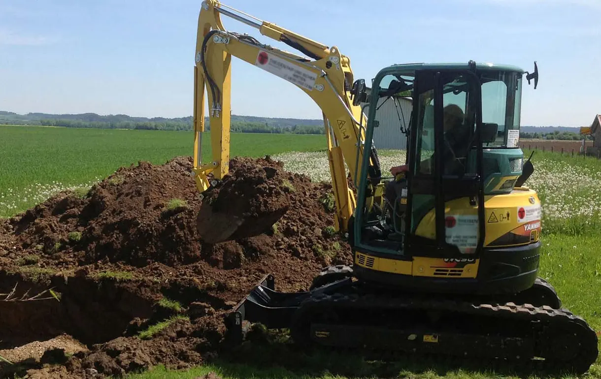 Bagger Aushub Swimmingpool Trier