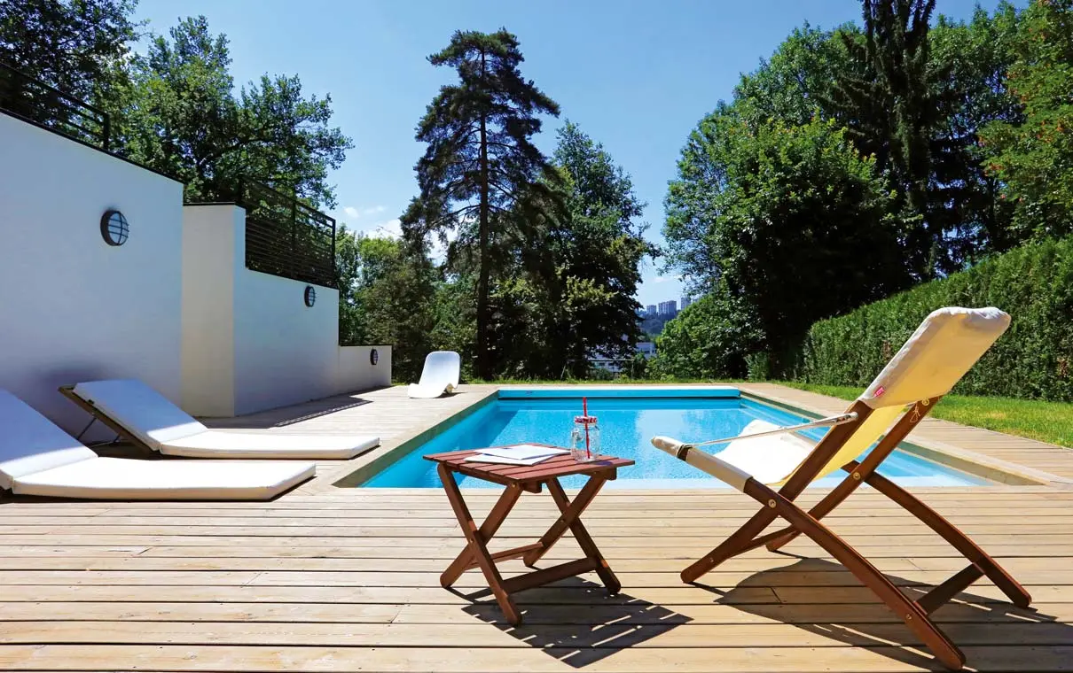 Gartenliegen am Desjoyaux Swimming Pool