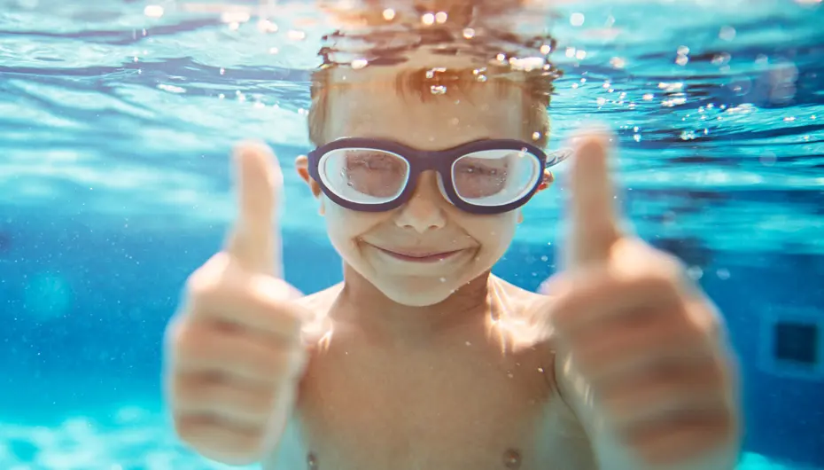 Kind taucht im Gartenpool