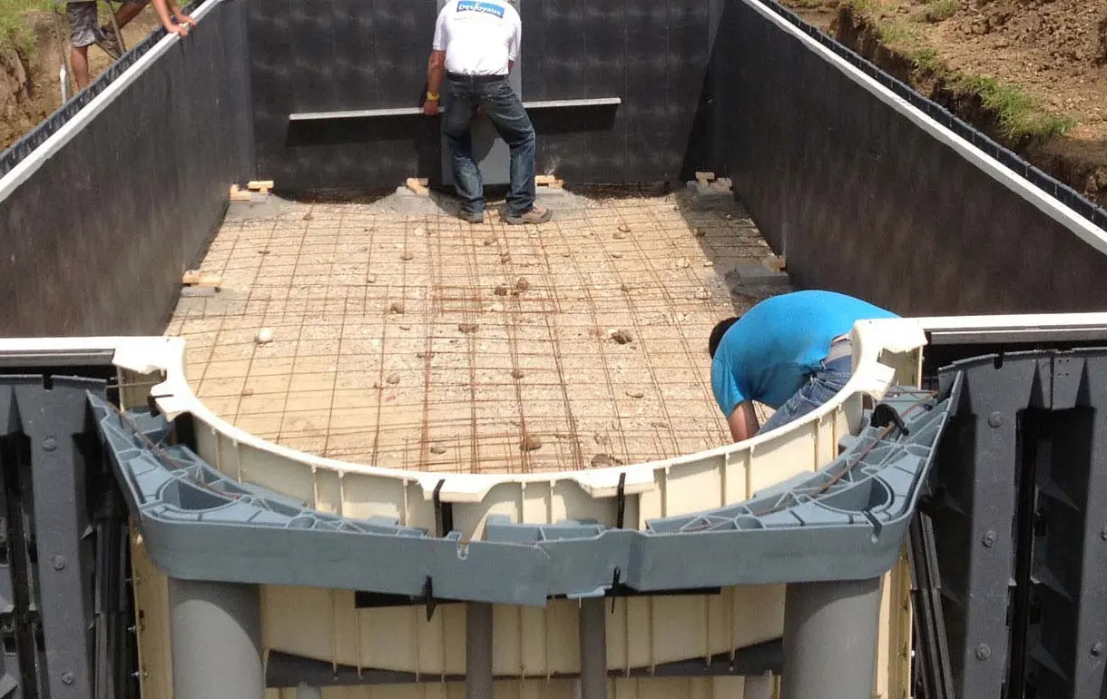 Poolsystem wird montiert Trier