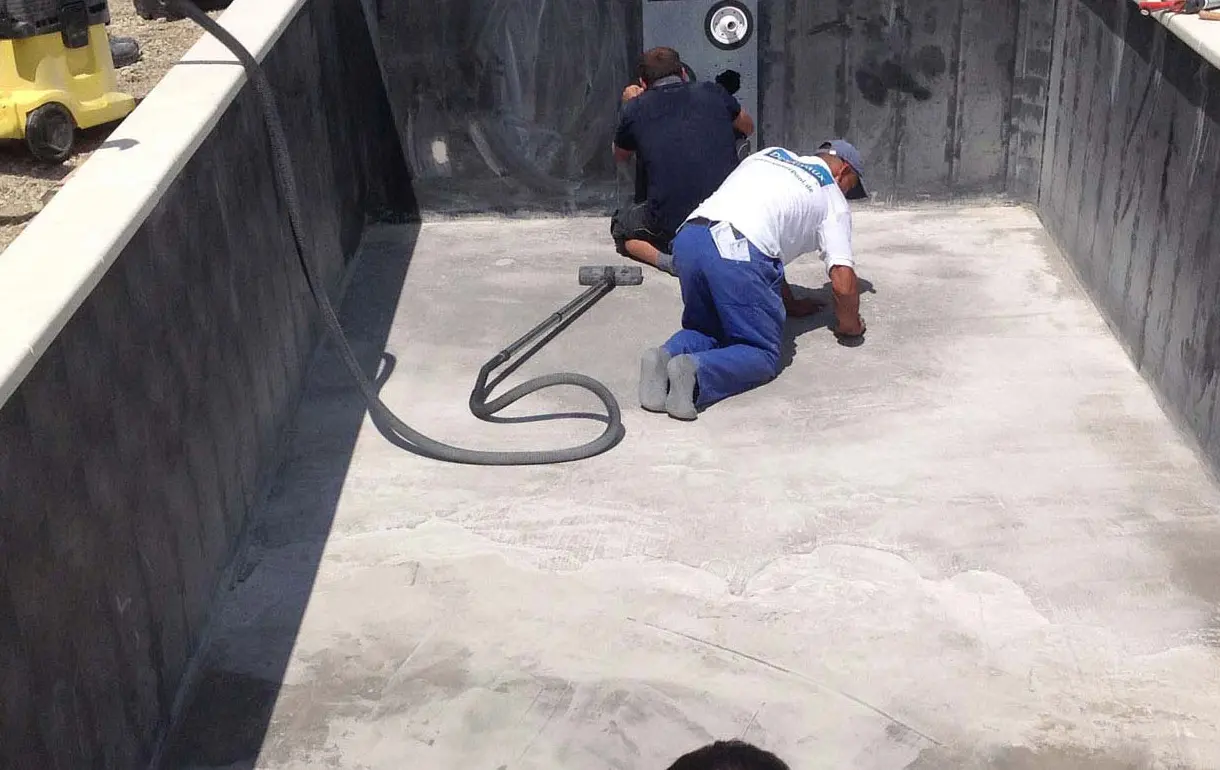 Säuberung der Bodenplatte Swimmingpool Trier